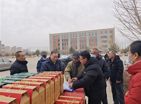 感恩職工奉獻 節(jié)前溫暖回饋│學(xué)校開展了退休人員春節(jié)前福利發(fā)放活動